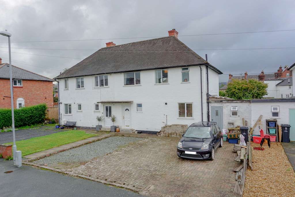 8 Dolerw, Welshpool, SY21 Roger Parry & Partners