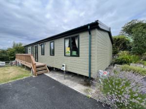 Lilac Lodge, 91 Riverbend Park, Welshpool