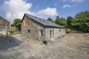 Glanhanog Isaf House & Barns